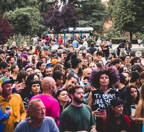 gente bailando en un parque de vallekas