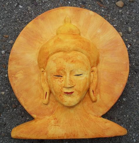 ©Katinka Hesselink: Bovenstaande afbeelding is een foto van een door mijzelf gemaakte tsa-tsa (afgietsel) van een Boeddha hoofd dat ik o.l.v. Lies Gronheid gemaakt heb.
