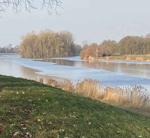 Eisfläche mit einer freien Rinne