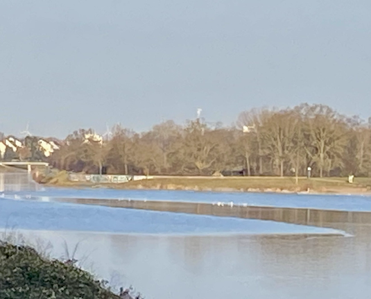 Teil eines Sees mit einer schmalen Eisfläche in der Mitte