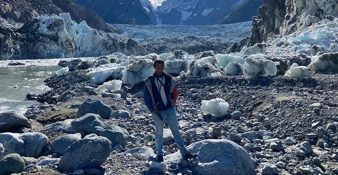 Auf dem Bild ist Dr. Georg Veh vor dem Lake No Lake, einem See in British Columbia (Kanada), zu sehen. Foto: Natalie Lützow