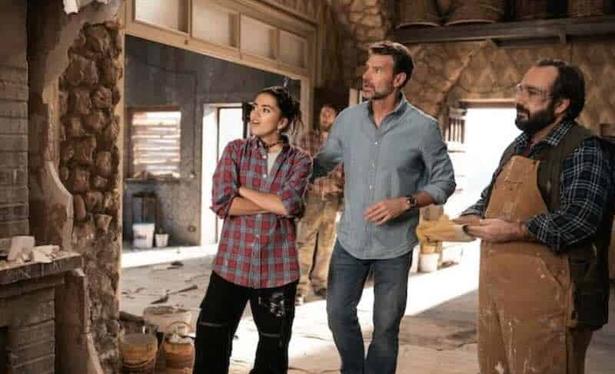 Scott Foley, Simone Luglio, and Maia Reficco in La Dolce Villa