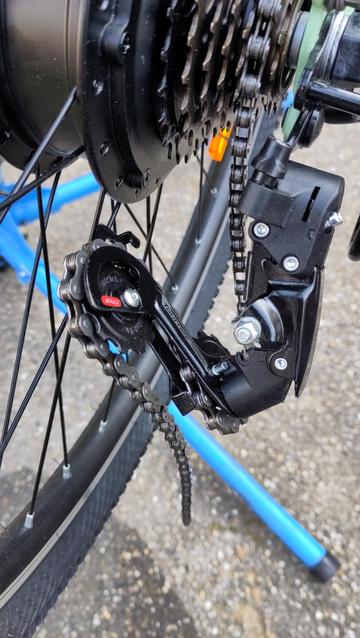 Gros plan sur le dérailleur arrière d'un vélo
Le dérailleur est dans une position pas normale car une attache est cassée.