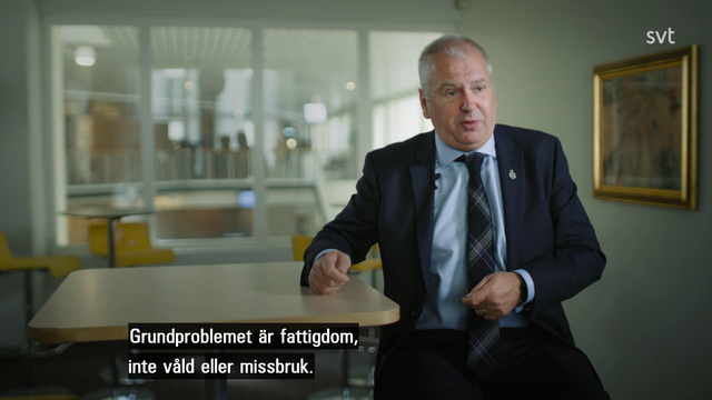 Aiempien kuvien mies istuu pöydän ääressä kasvot kohti kameraan.  Kuvateksti: Grundproblemet är fattigdom, inte våld eller missbruk.