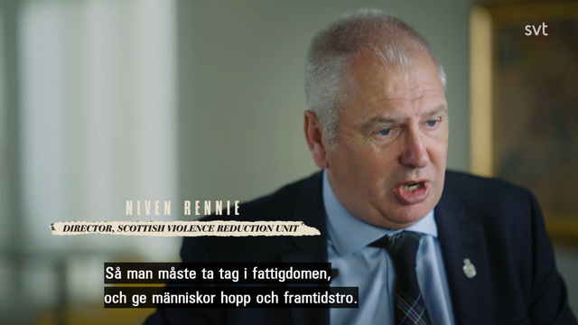 Se sama mies lähikuvassa. Lukee Niven Ronnie Director Scottish Violence Reduction Unit ja kuvateksti, jossa hänen sanomansa, lukee: Så man måste ta tag i fattigdomen, och ge människor hopp och framtidstro.