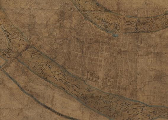 Un dessin manuscrit en format paysage sur un papier beige, extrait d'un plan de ville dessiné à la verticale.
Au centre, on aperçoit des tracés de rues et de bâtiments, dont certains en perspective comme le couvent des Cordeliers.
En haut et en bas, 2 cours d'eau bordés de bleu et dont les flots sont représentés par des volutes d'encre noire : la Saône ne haut et le Rhône en bas. Ce dernier est traversé par un pont (de la Guillotière).