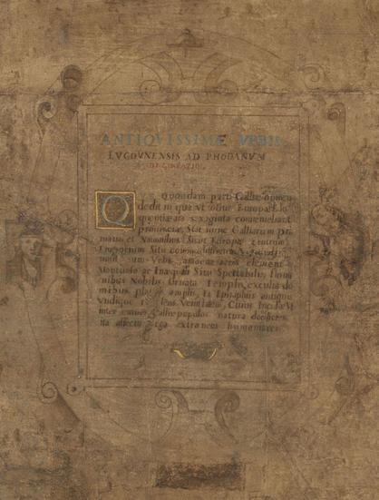 Dessin manuscrit sur papier beige en format portrait, extrait d'un plan. 
Dans un ovale stylisé, le titre du plan : "Antiquissimae Urbis Ludgunensis ad Rhodanum Delineatio", soit "Plan de la très antique cité de Lyon sur le Rhône".
Les 2 premiers mots sont écrits à l'encre bleue et la première lettre du texte (Q) est une lettrine enluminée. 
Le texte en latin est transcrit dans la notice dont le lien est donné dans le pouët. Il finit par cette phrase : "Ses habitants sont entre tous les peuples de la Gaule les plus soumis, pour les étrangers les plus charitables et les plus doux" :)