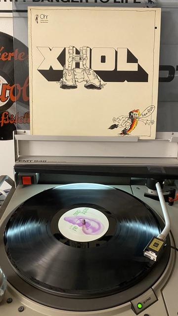 Vinyl Schallplatte „Xhol - Hau-Ruck“ auf einem Plattenspieler.