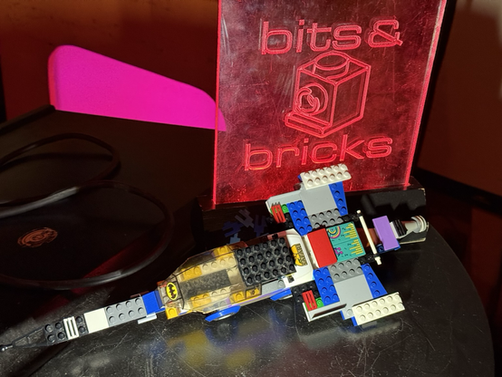 Raumschiff aus Noppenbausteinen beim Bits&Bricks-Stammtisch