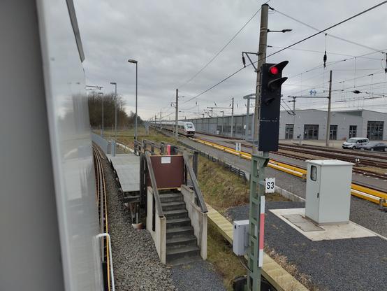 Halt zeigendes Signal mit weiß-rot-weißem Mastschild und Signalbezeichnung