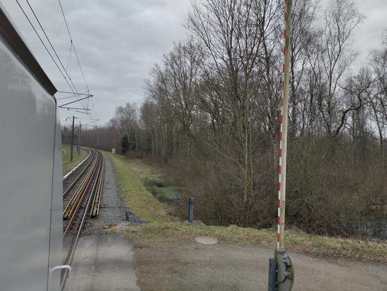 Offener Schrankenbaum vor unserer Lok, rechts zum Fenster raus fotografiert