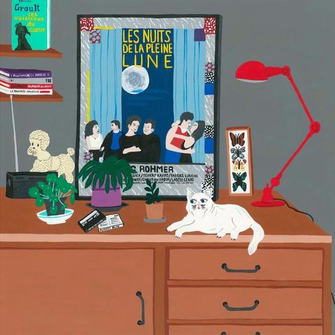 Peinture à l'acrylique représentant un intérieur avec un chat blanc, des cassettes audio, une lampe rouge, une radio, des plantes et une affiche des Nuits de la pleine lune de Rohmer sur un meuble marron. Sur des petites étagères au mur : des livres.
