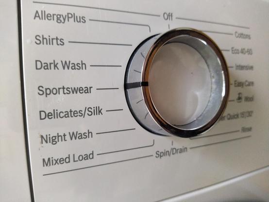 A washing machine control dial set to "Sportswear".