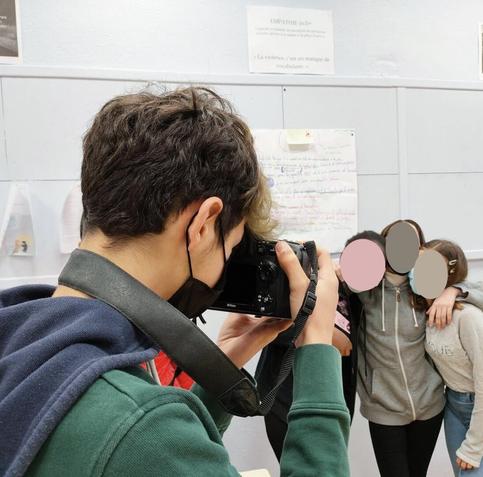 Un collégien prend en photo ses amies en classe