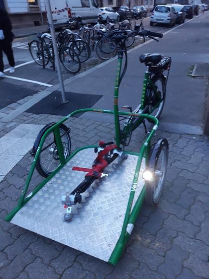 Vue d'ensemble du vélo plateforme pour fauteuil roulant