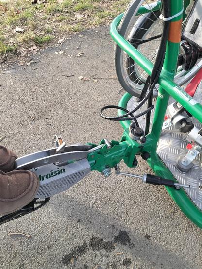 Zoom sur le système de bascule permettant de créer une rampe pour charger le fauteuil roulant