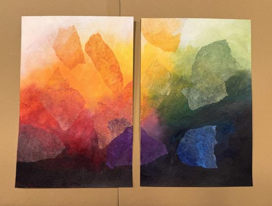 Das Bild zeigt ein abstraktes „Kunstwerk“, das aus zwei nebeneinander platzierten Bildern besteht. Die linke Seite des Kunstwerks dominiert mit warmen Farben wie Rot, Orange und Gelb, während die rechte Seite kühlere Töne wie Grün, Blau und Schwarz aufweist. Transparente, unregelmäßig geformte Papierstücke sind in die Farbverläufe eingebettet, was eine texturierte und vielschichtige Wirkung erzeugt. Die Komposition erinnert an natürliche Elemente wie Feuer und Wasser oder eine abstrakte Unterwasserlandschaft.