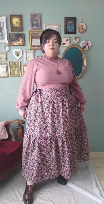 MercuRea wears a coordinate made with the Rosie skirt, a beautiful cotton skirt with a rose print and decorated with lacing in the waist on velveteen lace, all combined with a thrifted powder pink blouse, and thrifted hat and shoes