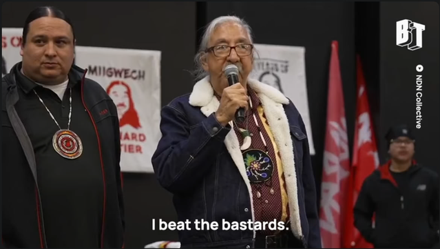 Leonard Peltier en conferència de premsa.