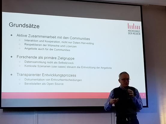 Präsentation der Projektgrundsätze von Prof. Pfeffer.