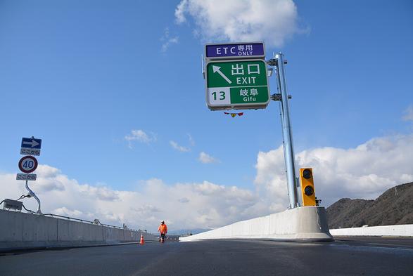 県都の悲願「ただの“岐阜IC”」東海環状道にまもなく誕生！ 4月延伸区間みてきた “岐阜のストーンヘンジ”と呼ばれたワケ - 乗りものニュース