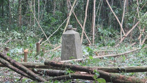 Borne frontière entre la Guyane française et le Brésil