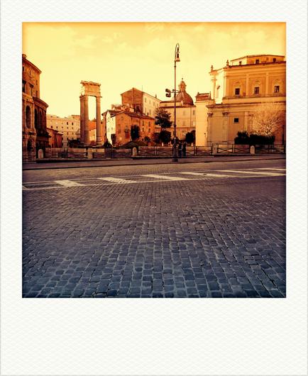Instant-Foto in Tabakfarben - Blick über eine gepflasterte Straße auf historische Gebäude im Zentrum von Rom - darunter das Marcellustheater ganz links und die Überreste des Apollotempels in Bildmitte. Sony Z5 mit Vignette for Android.