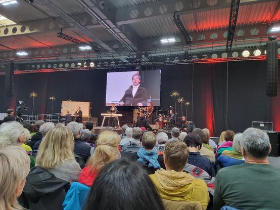 Auf der Leinwand in der Messehalle: Samuel Koch im Rollstuhl