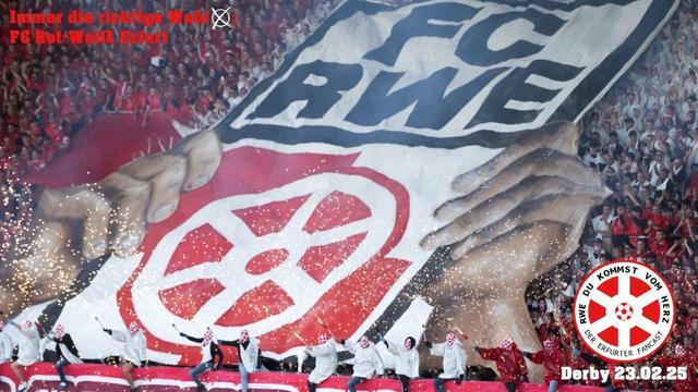 Das Bild zeigt eine große Zuschauermenge bei einem Fußballspiel von FC Rot-Weiß Erfurt. Im Vordergrund ist ein riesiges Banner mit dem Schriftzug "FC RWE" und dem Erfurter Rad zu sehen. Das Banner wird von Fans in weißen Overalls und rot-weiß karierten Masken gehalten. Über dem Banner sind weitere Fans in roten Trikots zu erkennen. Im unteren Bereich des Bildes steht "RWE DU KOMMST VOM HERZ DER ERFURTER FANCAST Derby 23.02.25". Es ist eine lebhafte und leidenschaftliche Szene.