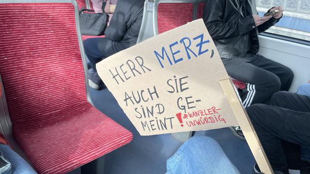 Protestplakat in der U-Bahn: „Herr Merz, auch sie sind gemeint! #Kanzlerunwürdig