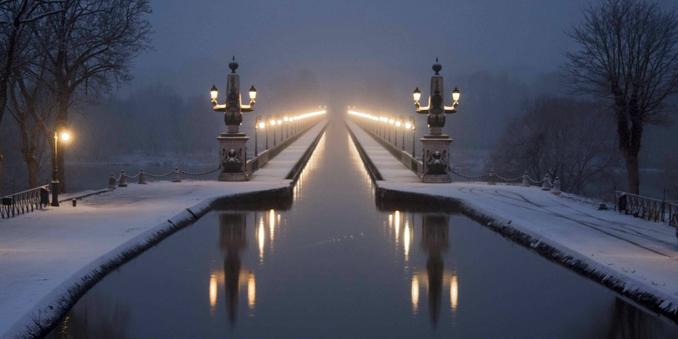 vue hivernal et nocturne du pont-canal enjambant la Loire à Briare.