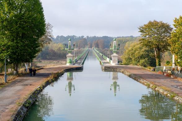 Vue estivale du pont-canal enjambant la Loire à Briare.