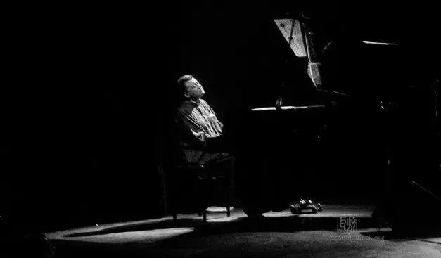 Pianist Abdullah Ibrahim 2002 beim Enjoy Jazz Festival. Schindelbeck Jazzfotografie. Er tritt auch im Jahr 2025 beim Festival auf.