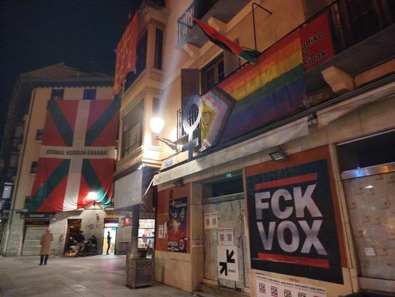 Zumardi txikia gauez bandera erraldoi koloretsu, ikurrina, LGTBI+ eta FCK VOX handi batekin apaindua.