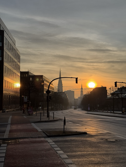 Hamburg am Morgen mit Sonnenaufgang