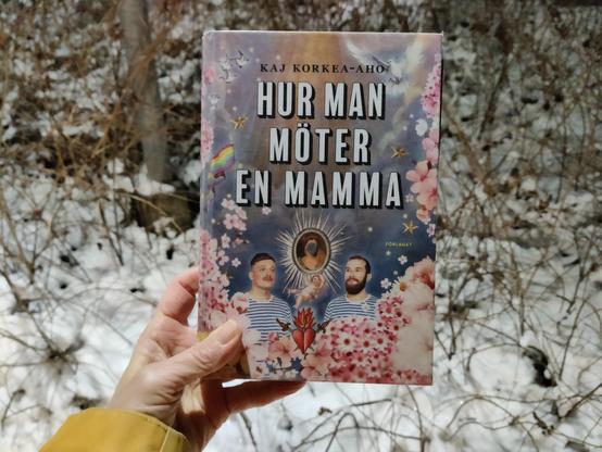 Kaj Korkea-aho: Hur man möter en mamma. Book in hand, snowy background.