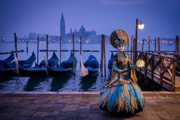 📸 Venice Carnival Magic at Dawn, taken during my @fernwayer 3 days Carnival Workshop

As the city awakens, the misty blue hour casts a dreamlike glow over the gondolas and the lagoon. This stunning Carnival mask, adorned in shades of turquoise and gold, adds a touch of mystery and elegance to the timeless beauty of Venice. The soft light of a lantern contrasts beautifully with the iconic San Giorgio Maggiore in the background, creating an enchanting scene that feels like a Venetian fairytale. 🌊🎭✨