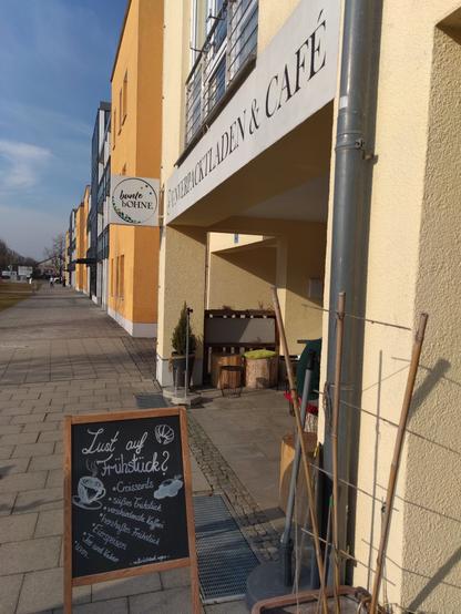 Aussenansicht der Bunten Bohne in Poing. Bescheint durch die Sonne.