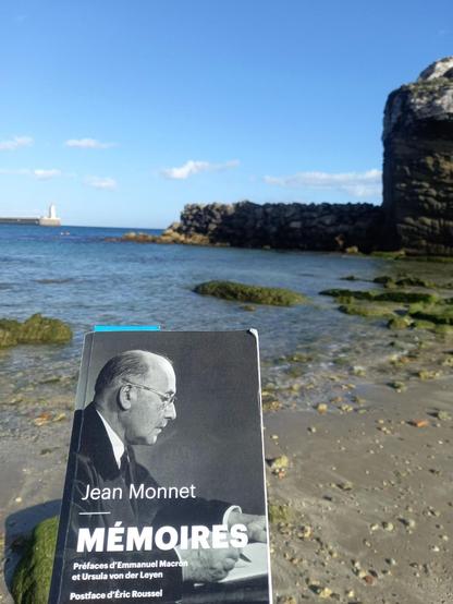 Portada del libro Mémoires de Jean Monnet en la playa.