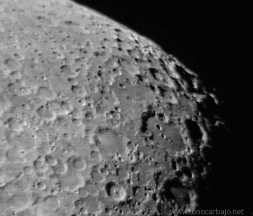 foto de la luna, se ve un cuarto  de luna. Foto en blanco y negro