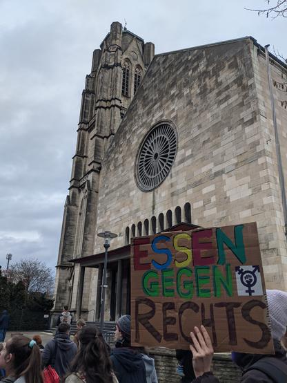 Demo-Schild: "Essen gegen Rechts"