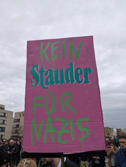 Demo-Schild: "Kein Staufer für Nazis"