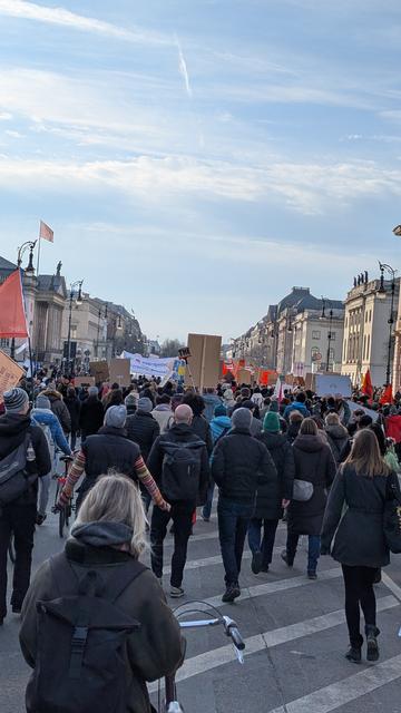 Die Demo läuft auf voller Breite durch Richtung Brandenburger Tor durch das Forum Fridericianum (Unter den Linden).