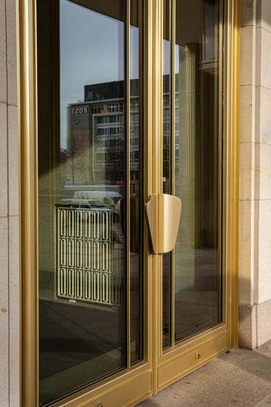 Goldene Tür der Leipziger Oper im Sonnenlicht.