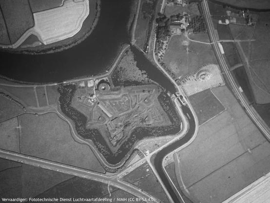 Datum opname: 1937. Het fort in 1937. Rechts ervan zijn te zien de sluis van de 's-Gravelandse Vaart en daarnaast de kersverse kazemat Keverdijk. (Uitsnede)