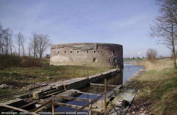 Datum opname: april 2010. De ruïne van het ronde torenfort.