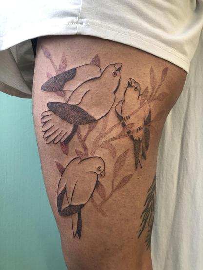 Tatouage d’oiseaux sur le côté de la cuisse