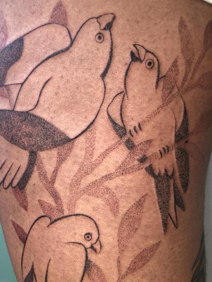 Tatouage d’oiseaux sur le côté de la cuisse