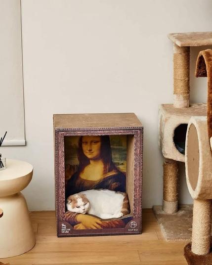 on a table the mona lisa in a decorative very deep frame with a cat laying inside the frame