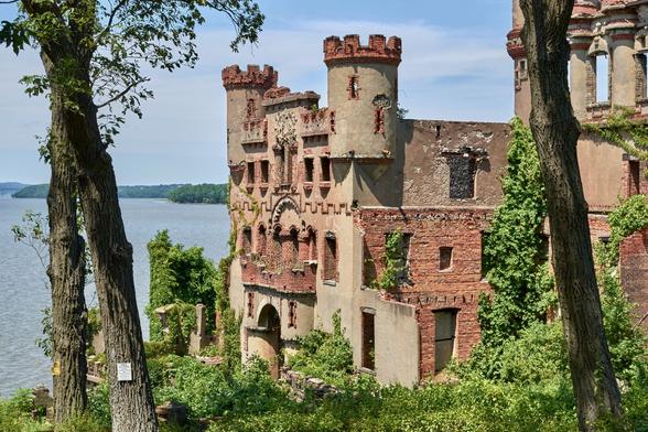 Frances Bannerman owned this island in the early 1900s and borrowed bits of European castles to use in the design. He lived here too. Now it's owned by a trust, but the structure is collapsing.